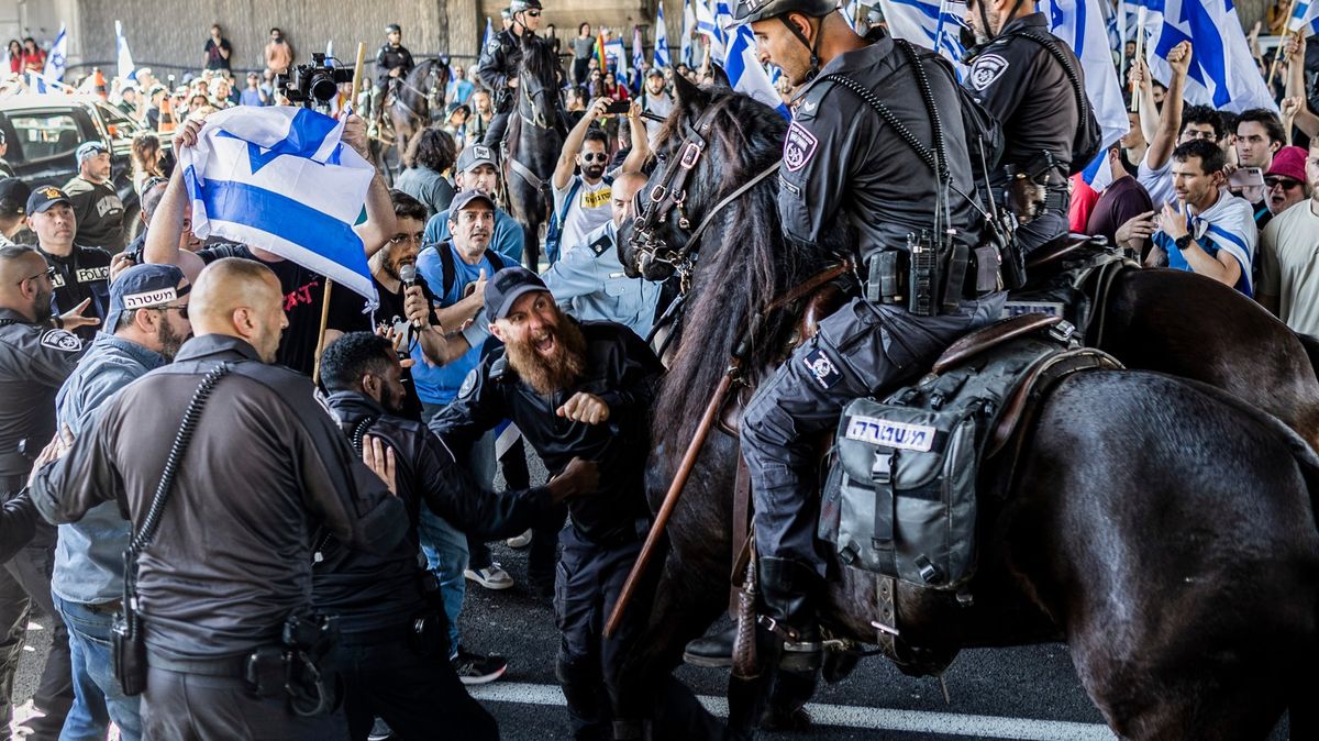 Fotky hněvu: Odpůrci sporné reformy v Izraeli zablokovali dálnici
